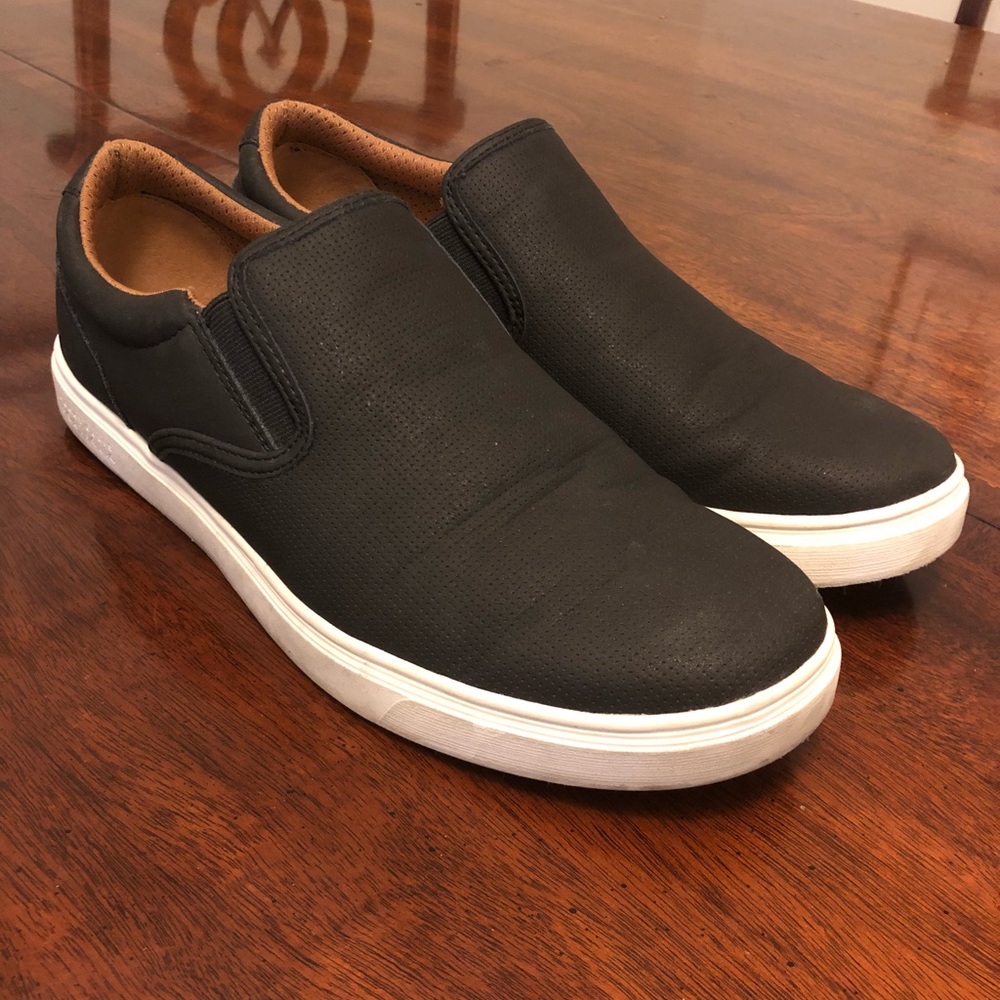 Black slip-on sneaker by Perry Ellis size 10.5
